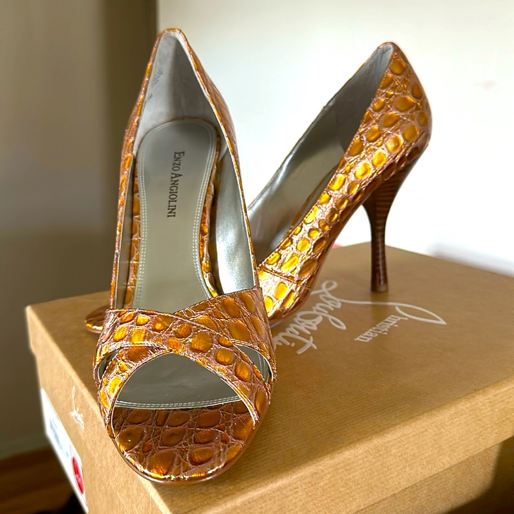 Gleaming bronze peep-toe heel of unworn elegance!